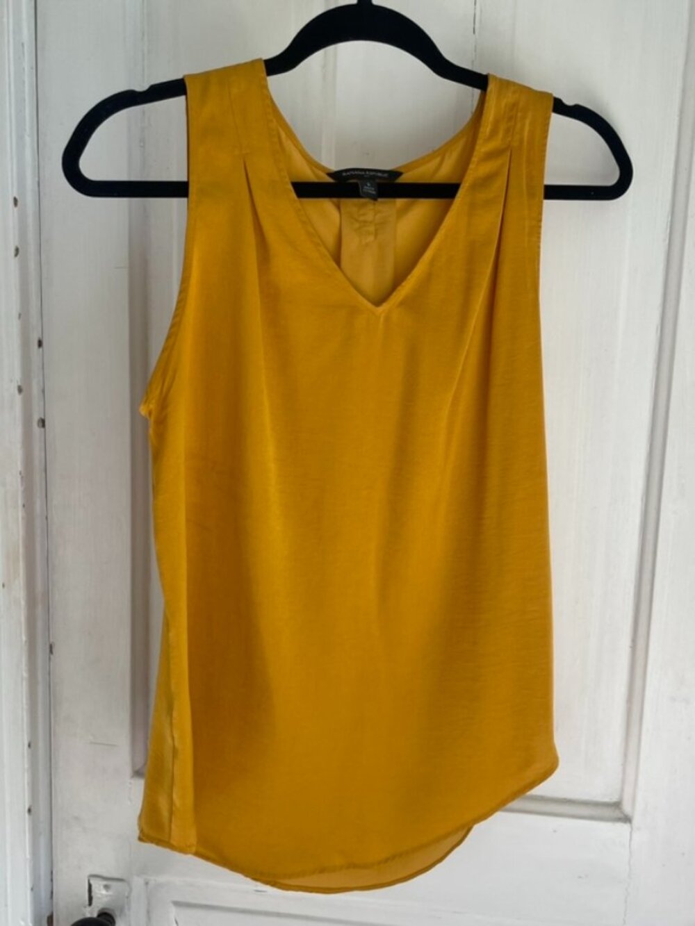 Banana Republic Mustard Yellow Sleeveless Blouse – Size Small – V-Neck Tank Top